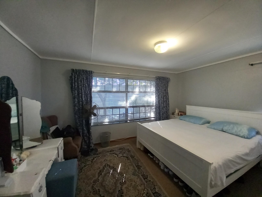 To Let 4 Bedroom Property for Rent in Rouxville Western Cape